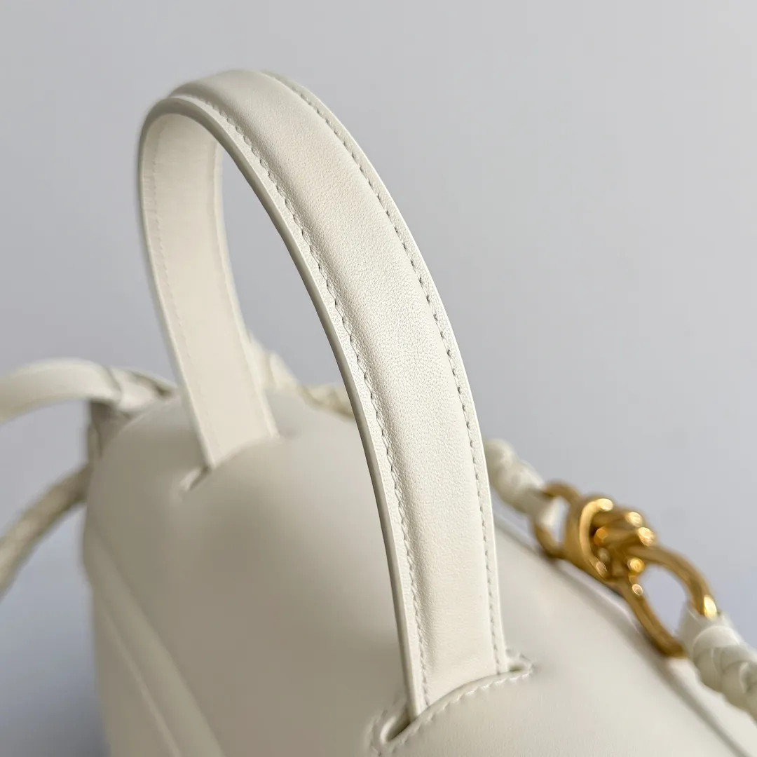 Batch 2360 BottegaVeneta Latest Ciao Ciao Bag Silky cowhide two-way flap handbag with signature twist detail, hidden hook closure, flap can be fastened to the front or attached to the INTRECCIATO woven interior pocket, comes with an adjustable and detachable crossbody strap, interior compartment, and also features a zippered pocket. The surprise flap has various shapes. Style 1 - Cover the bag surface and expose the knot decoration. Style 2 - Place the flap inside the bag. A buckle is also designed. Style 3 - The U-shaped position of the top handle in the hand bag. Style No.: 817231 Size: 34*26*15cm